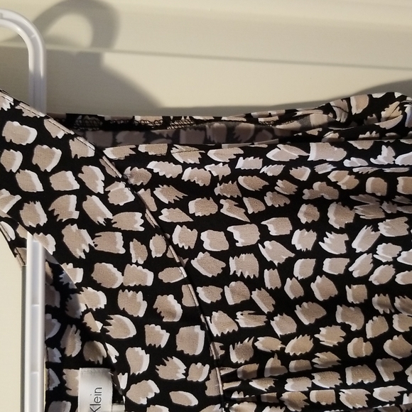 NWT size M Calvin Klein sleeveless print top - Picture 3 of 7